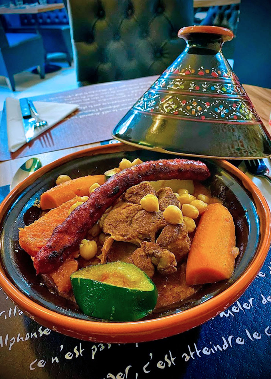 Chaque assiette est pensée pour retrouver ce qui fait la richesse de la cuisine tunisienne : des saveurs franches, du soleil et beaucoup de générosité.