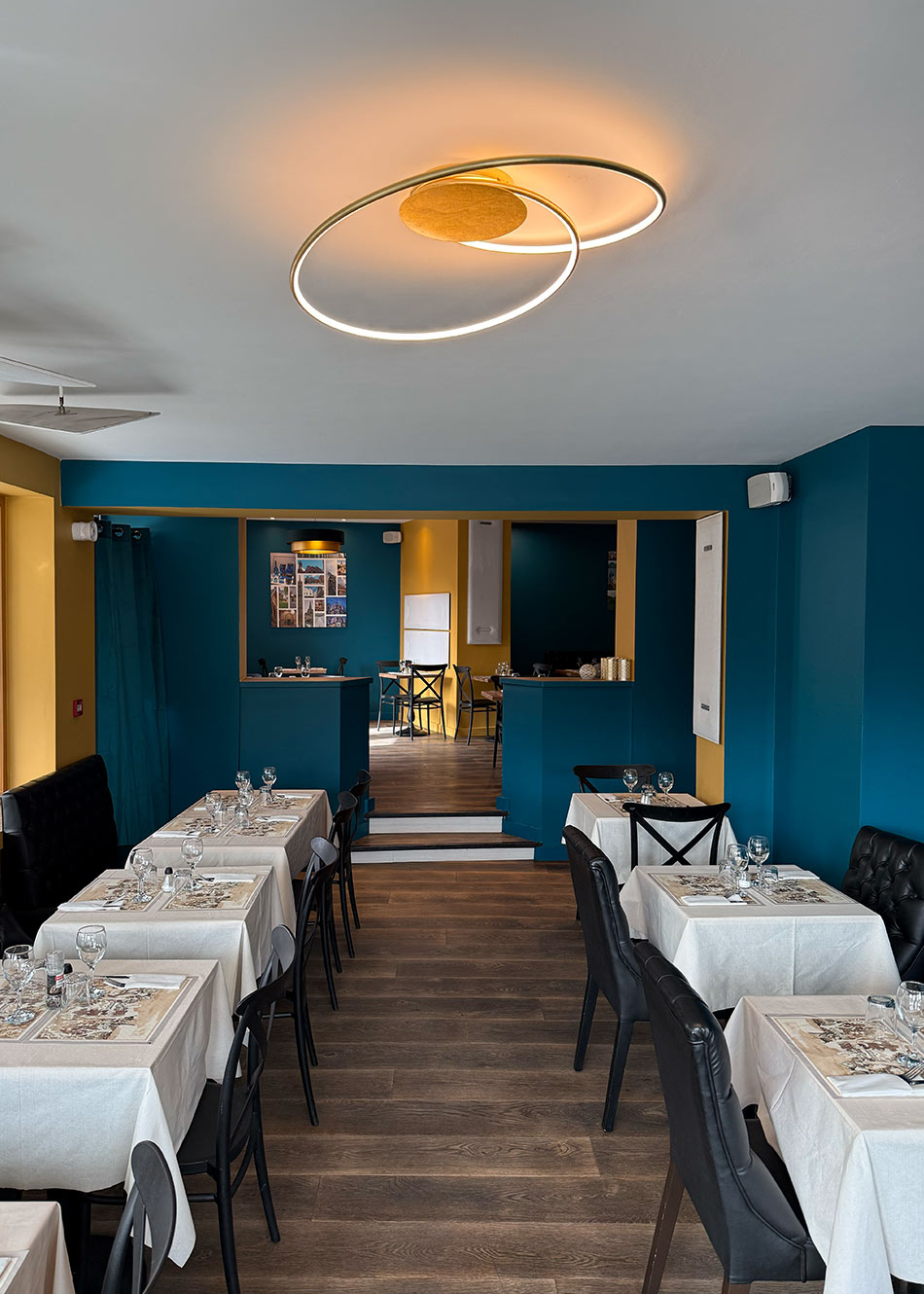 Situé 7 place Saint-Jacques à Sallanches, le QUAI117 vous accueille dans un espace spacieux et agréable pouvant recevoir jusqu’à 80 couverts.
